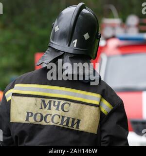 Vista posteriore con Emercom emblema della Russia per i soccorritori uniforme del Ministero della Difesa Civile, alle situazioni di emergenza e soccorso in caso di catastrofe della Federazione russa MCH. Foto Stock