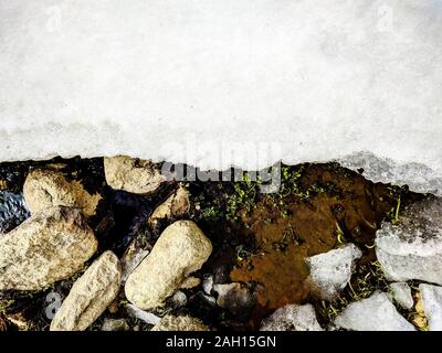 Vista superiore della ghiaia ricoperta di neve di luce. Vecchio acciottolato coperte di neve in inverno. Foto Stock