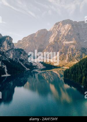 Antenna del Lago di Braies nel Nord Italia Foto Stock