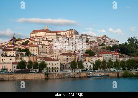 Università hill come si vede dalla Santa Clara ponte sopra il fiume Mondego, Coimbra, Portogallo Foto Stock