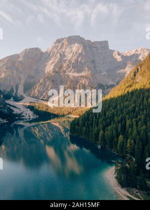 Antenna del Lago di Braies nel Nord Italia Foto Stock