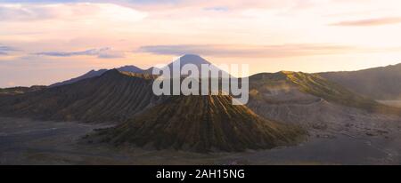 Vista da sopra, splendida vista aerea del monte Batok, Monte Bromo e il Monte Semeru nella distanza durante una bellissima alba. Foto Stock