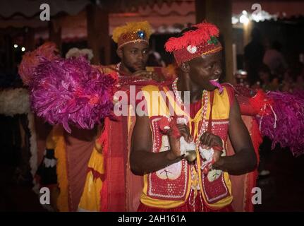 Cotonou; Benin; dance notte; danza; presentazione, danze tribali, cultura africana, Costume, costume africano, Foto Stock