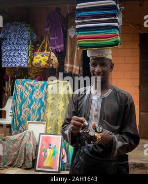 Il Benin, Cotonou; Mercato di artigianato africano, pittura, cultura africana, Foto Stock