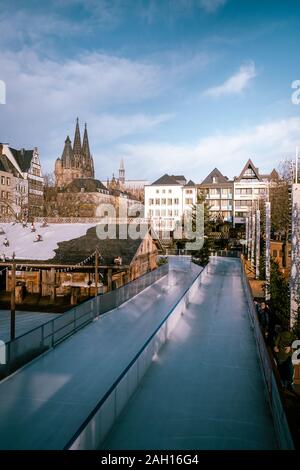 Colonia Germania dicembre 2019, persone al mercato di Natale con la cattedrale di Colonia Foto Stock