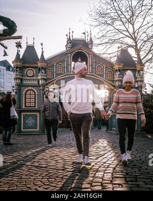 Colonia Germania dicembre 2019, persone al mercato di Natale con la cattedrale di Colonia Foto Stock