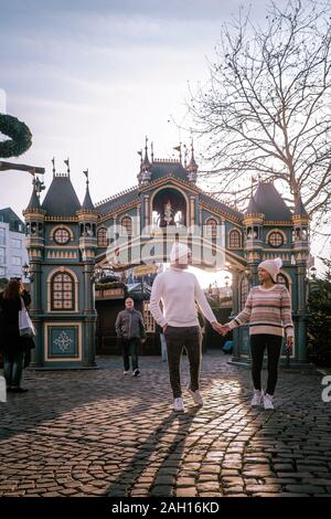 Colonia Germania dicembre 2019, persone al mercato di Natale con la cattedrale di Colonia Foto Stock