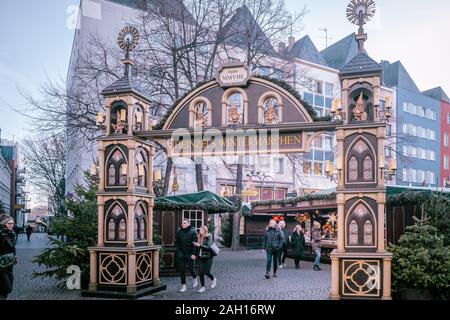 Colonia Germania dicembre 2019, persone al mercato di Natale con la cattedrale di Colonia Foto Stock