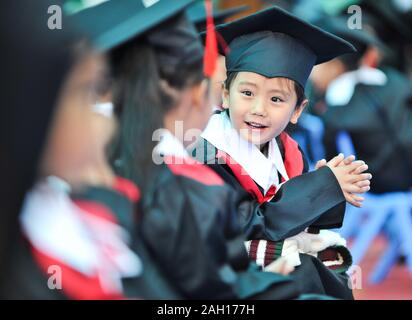 (191223) -- PECHINO, Dic 23, 2019 (Xinhua) -- Bambini chat della cerimonia di laurea di un asilo nido a Lhasa, capitale del sud-ovest della Cina di regione autonoma del Tibet, luglio 12, 2019. Dalla spedizione scientifica presso il lago Yamzbog Yumco per la conservazione della fauna selvatica patrol missione nella contea di Shuanghu ad una altitudine media di oltre 5 mila metri da una festa tradizionale horse racing annuali per il rifacimento della facciata del palazzo del Potala, i fotografi di Xinhua ha catturato la popolazione locale alla vita quotidiana e le realizzazioni in materia di sviluppo sociale in Tibet nel 2019, anno che segna il sessantesimo anniversario della c Foto Stock