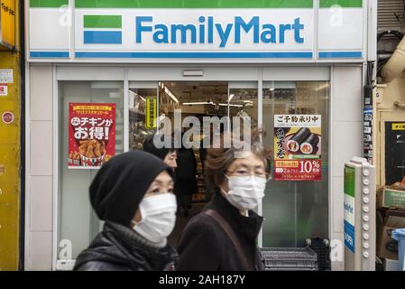 Il Giappone. Xviii Dicembre, 2019. Giapponese convenience store catena di franchising, Famiglia Mart visto in Tokyo. Credito: Budrul Chukrut SOPA/images/ZUMA filo/Alamy Live News Foto Stock