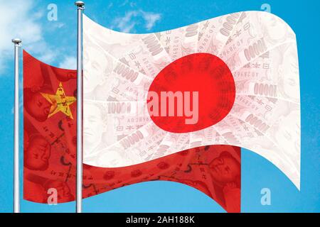In Giappone e in Cina il concetto di cooperazione. Il giapponese e il cinese bandiere sovrapposti con modelli di banconote in onda su poli su sfondo cielo. Yen e Yuan monetar Foto Stock