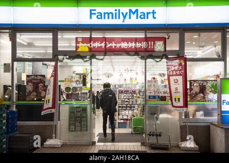 Il Giappone. Xix Dec, 2019. Giapponese convenience store catena di franchising, Famiglia Mart visto in Tokyo. Credito: Budrul Chukrut SOPA/images/ZUMA filo/Alamy Live News Foto Stock