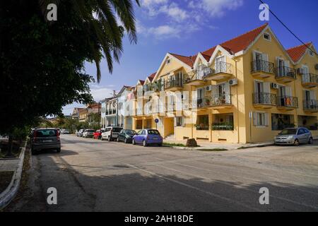 Strada residenziale di Argostoli, Cefalonia, Grecia Foto Stock