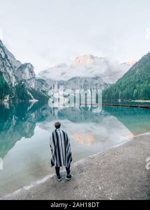 Lago di Braies nel Nord Italia nelle dolomiti Foto Stock