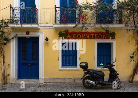 Athens, Grecia - 16 dicembre 2019: facciata di un neo-classico della casa nella città vecchia di Atene. Foto Stock