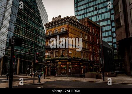 Londra, Inghilterra, dicembre 29, 2018:l'Albert public house in Westminster, circondato da grattacieli. Una ottima miscela di vecchio un architettura moderna in Foto Stock