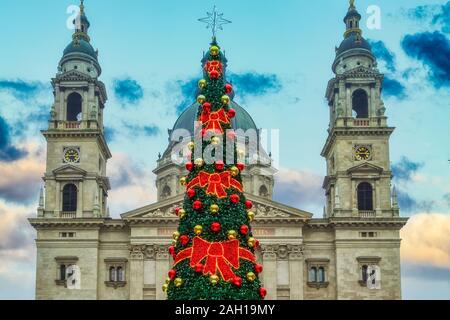 Budapest, Ungheria decorate albero al mercatino di Natale di St Stephen square. Vista giorno dell Avvento festa decorazioni di festa nella capitale ungherese. Foto Stock