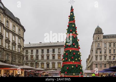 Budapest, Ungheria decorate albero al mercatino di Natale di St Stephen square. Vista giorno dell Avvento festa decorazioni di festa nella capitale ungherese. Foto Stock