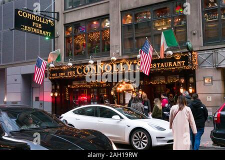 La folla fuori Il Connolly's Restaurant, E 14 East 47th St, New York, Stati Uniti d'America Foto Stock