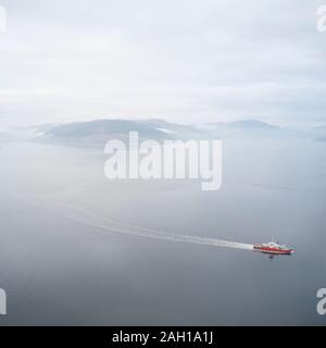 Nave traghetto traversata a aprire il vasto oceano crociera viaggio vista aerea da sopra durante il tempo atmosferico isola mare viaggio Scozia UK Foto Stock