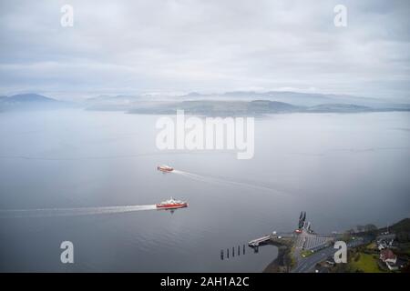 Nave traghetto traversata a aprire il vasto oceano crociera viaggio vista aerea da sopra durante il tempo atmosferico isola mare viaggio Scozia UK Foto Stock