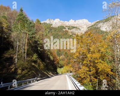 Levico, Italia: paesaggio delle montagne intorno a Levico Terme Foto Stock