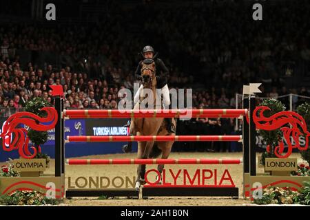 Londra, Inghilterra - dicembre 22ND Holly Smith rides cuori destino durante la Turkish Airlines Olympia Grand Prix a Olympia, Londra domenica 22 dicembre 2019. (Credit: Jon Bromley | MI News ) Foto Stock