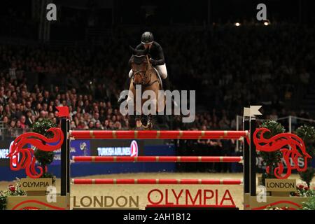 Londra, Inghilterra - dicembre 22ND Holly Smith rides cuori destino durante la Turkish Airlines Olympia Grand Prix a Olympia, Londra domenica 22 dicembre 2019. (Credit: Jon Bromley | MI News ) Foto Stock