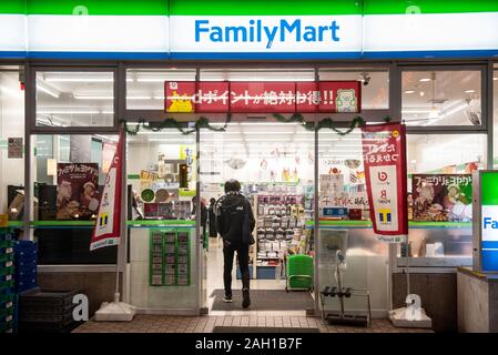 Giapponese convenience store catena di franchising, Famiglia Mart visto in Tokyo. Foto Stock