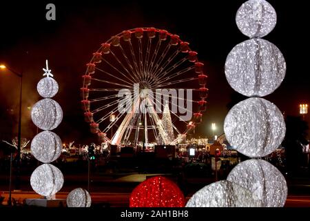 Lisbona, Portogallo. 22 Dic, 2019. Un traghetto ruota è visto in un mercatino di Natale a Lisbona, Portogallo, Dic 22, 2019. Credito: Pedro Fiuza/Xinhua/Alamy Live News Foto Stock