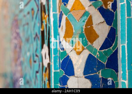 La Moschea Jameh in Yazd decorato con mosaici colorati. Foto Stock