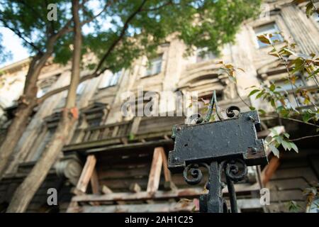 Ingresso di una vecchia casa in Budapest. Foto Stock