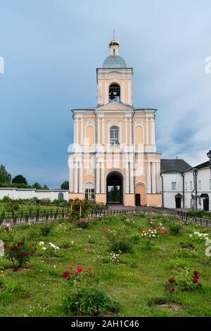 Campanile di Khutyn Monastero del Salvatore della Trasfigurazione e di San Varlaam. La Russia, Veliky Novgorod. Estate Foto Stock