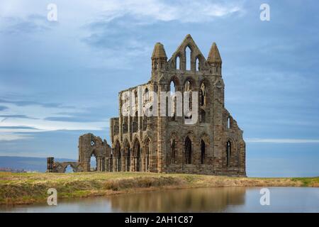 Whitby Abbey, che si affaccia sul Mare del Nord sulla East Cliff al di sopra di Whitby nel North Yorkshire, Inghilterra Foto Stock