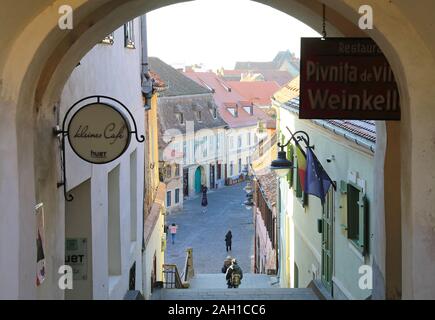 Visualizza in basso alla parte inferiore della città nel centro storico in inverno il sole, nella graziosa Sibiu, Transilvania, Romania Foto Stock