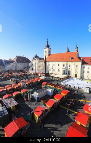 Vista da una grande ruota oltre il mercato di Natale nella Piata Mare a Sibiu in Transilvania, Romania Foto Stock