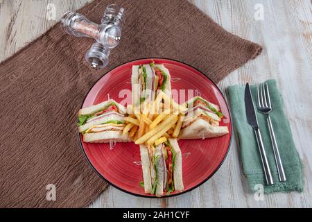 Cibi americani - Classic Club Sandwich con patatine fritte. Club sandwich ristorante concetto. Foto Stock