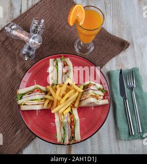 Cibi americani - Classic Club Sandwich con patatine fritte. Club sandwich ristorante concetto. Foto Stock