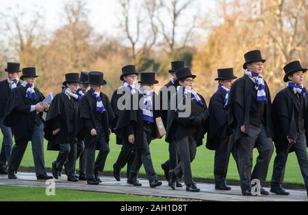 Coristi del coro del King's College sul loro modo ad una prova finale a Cappella del King's College di Cambridge in anticipo del Festival di nove lezioni e canti natalizi che sarà trasmesso in diretta su BBC radio alla vigilia di Natale. Foto Stock