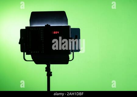 Studio di luce con schermo verde in background. Silhouette di luce spot per lavori commerciali, motion picture, verde televisione sfondo TV Foto Stock