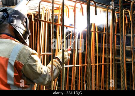 Saldatore in cantiere - Francia Foto Stock