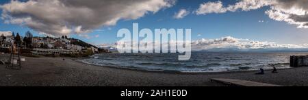 BARILOCHE, Argentina, 18 giugno 2019: vista panoramica del lago Nahuel Huapi e il paesaggio di Bariloche in Argentina, con montagne innevate in Foto Stock