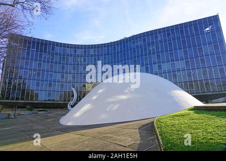 Parigi, Francia -18 dic 2019- progettato dall architetto Oscar Niemeyer, il quartier generale del Partito Comunista Francese (assedio du particol Communiste Francais PCF) è loc Foto Stock