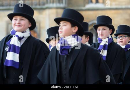 Coristi del coro del King's College sul loro modo ad una prova finale a Cappella del King's College di Cambridge in anticipo del Festival di nove lezioni e canti natalizi che sarà trasmesso in diretta su BBC radio alla vigilia di Natale. Foto Stock