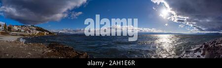 BARILOCHE, Argentina, 18 giugno 2019: vista prospettica del lago Nahuel Huapi e il paesaggio in una giornata di sole, con montagne innevate in Foto Stock