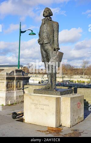 Parigi, Francia -20 dic 2019- una statua in bronzo di Thomas Jefferson vicino al Musee d'Orsay e il Jardin des Tuileries garden e il Pont Solferino in P Foto Stock