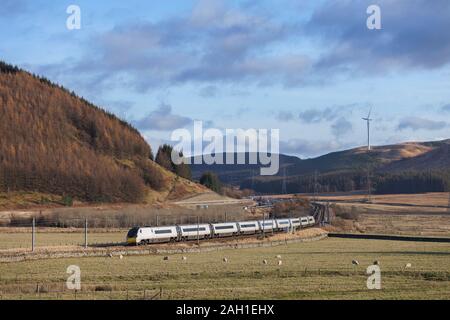 Virgin Trains / Avanti west coast treno pendolino 390008 passando Elvanfoot sulla costa ovest mainline in Scozia Foto Stock