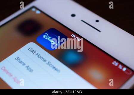 BUENOS AIRES, Argentina - 20 dicembre 2019: la Disney+ app per iOS utilizzando la forza toccare per visualizzare le opzioni Foto Stock