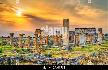 La principale strada colonnato a Ierapoli in Pamukkale, Turchia Foto Stock