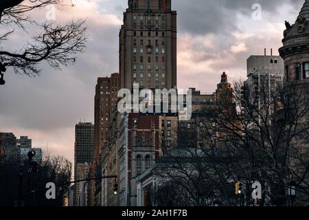 New York City - USA - Mar 18 2019: vista al tramonto di edifici storici di Central Park West Upper West Side Foto Stock
